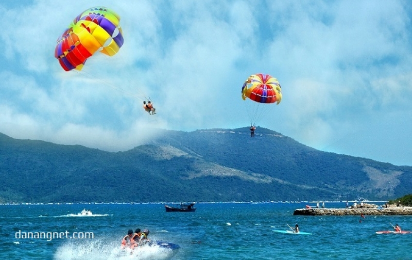 parasailing by water motor is popular among the young in Danang beaches