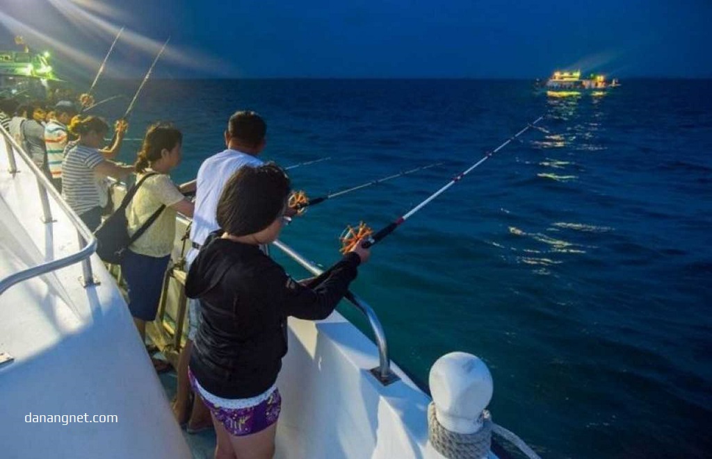 Squid fishing at night and enjoying the sea fruits in Danang